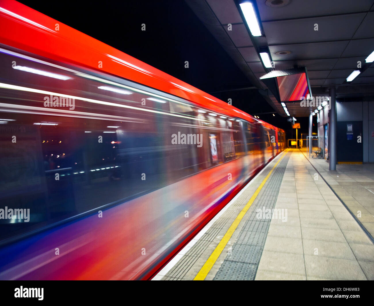 Canning Town DLR Station bei Nacht, London, England, Vereinigtes Königreich Stockfoto