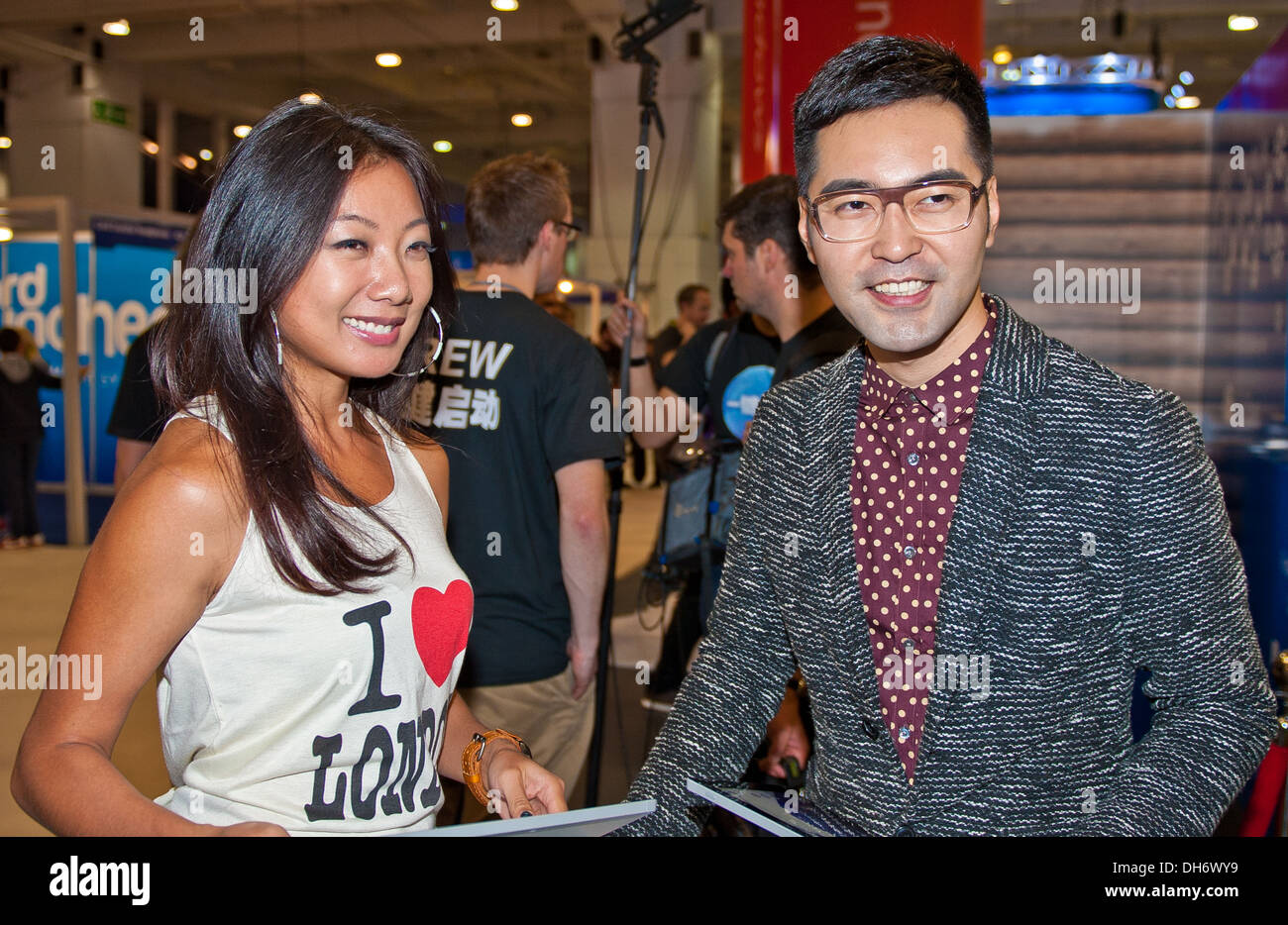 Die neue Moderatoren für die chinesische Version der TVs Gadget Show im Londoner "Gadget Show Live @ Christmas". Stockfoto