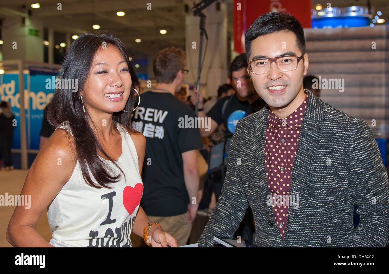 Die neue Moderatoren für die chinesische Version der TVs Gadget Show im Londoner "Gadget Show Live @ Christmas". Stockfoto