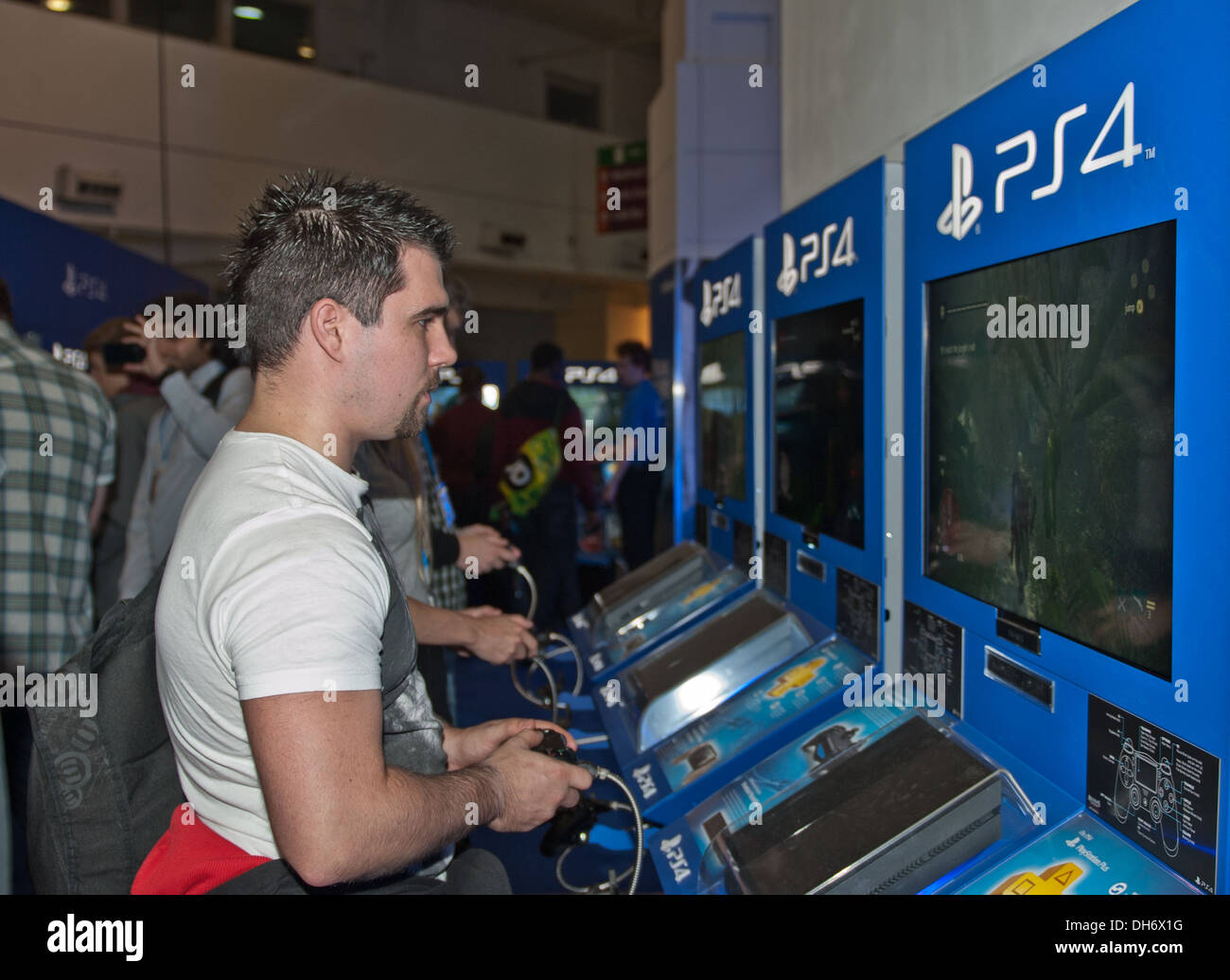 Besucher-Linie, die neue PS-4 auf dem Gadget Show Live @ Weihnachtsmarkt in London zu spielen Stockfoto