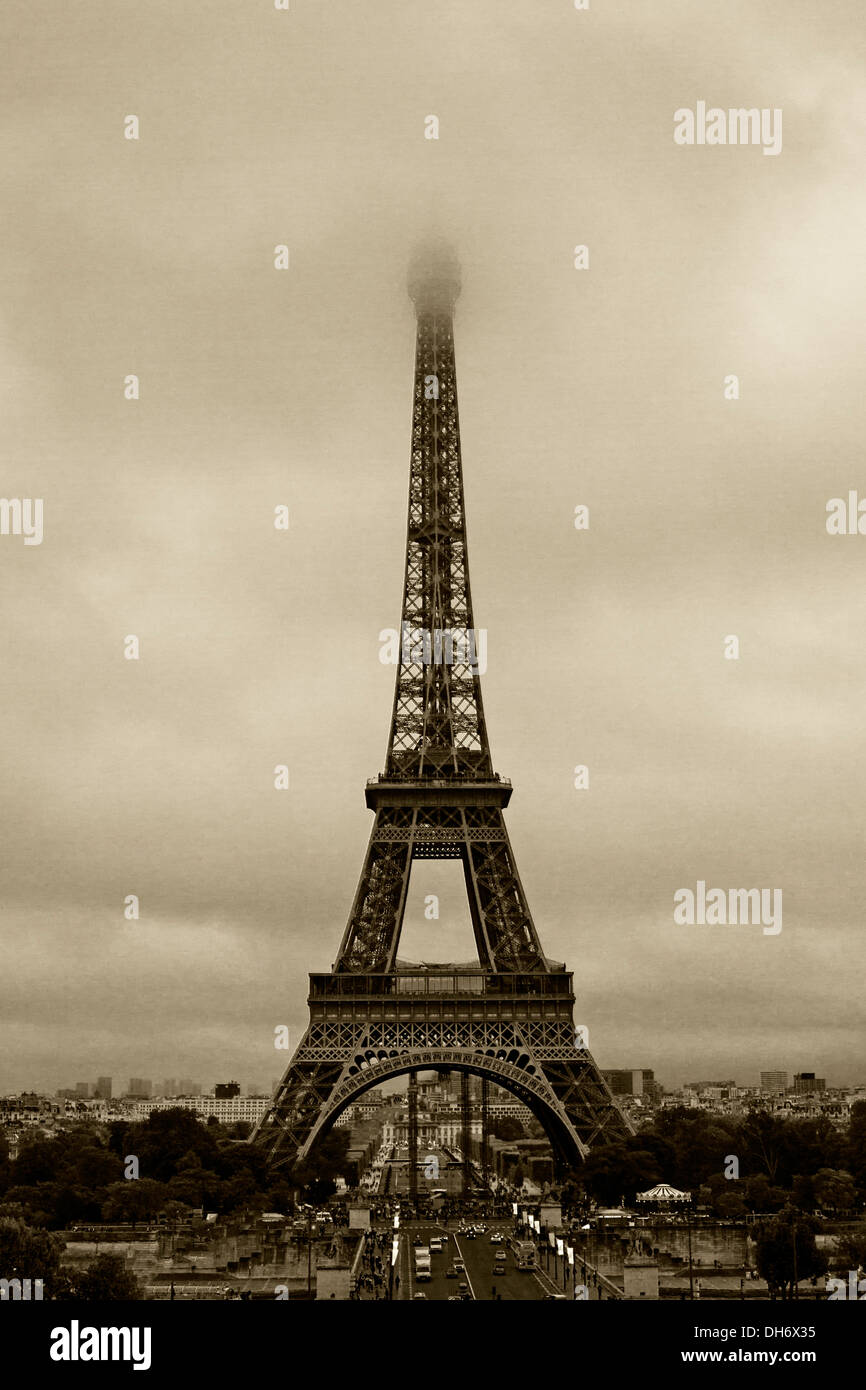 Eiffelturm in Nebel-schwarz und weiß Foto. Stockfoto