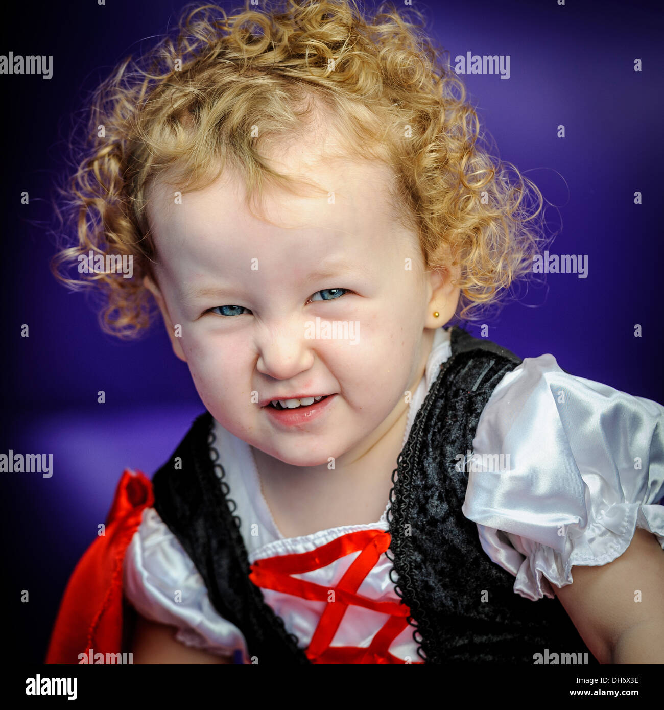 Mädchen verkleidet auf einer Halloween-Party Stockfoto