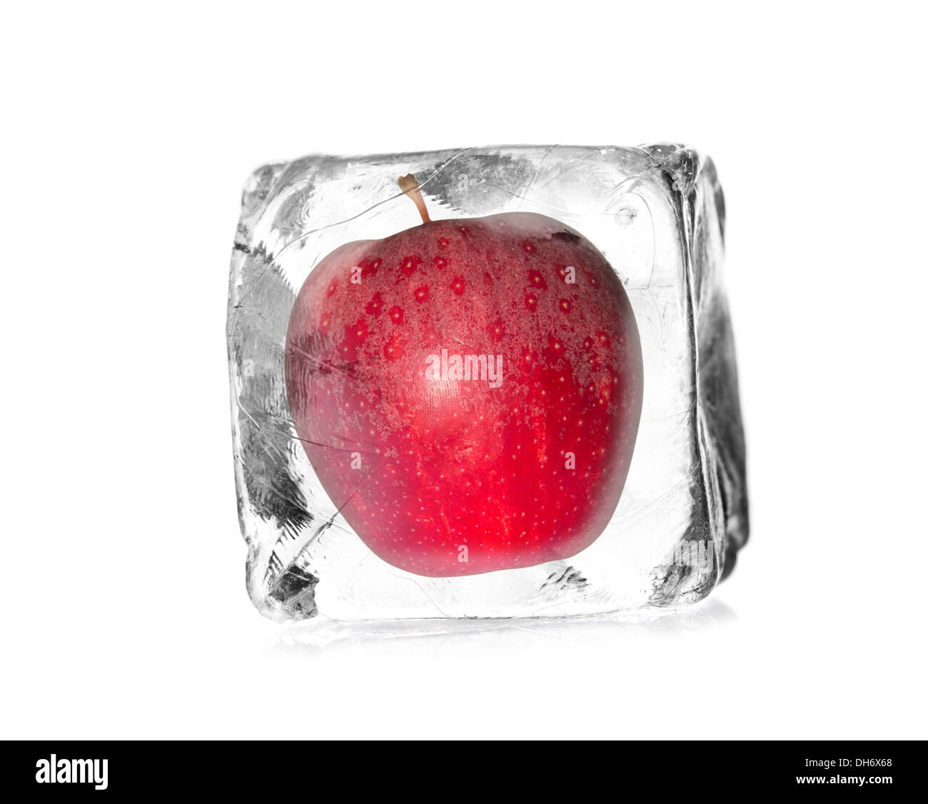 Apfel in einen Eiswürfel mit weißen Hintergrund isoliert Stockfoto