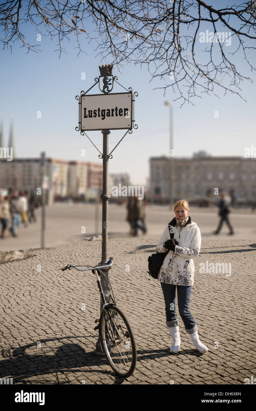 Moderne Frau mit antiken Bike am Lustgarten Quadrat (Lustgarten) im Zentrum von Berlin. Retro Vintage stilvolle Foto. Stockfoto