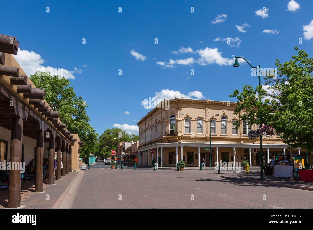 Das historische Santa Fe Plaza in der Innenstadt von Santa Fe, New Mexico, USA Stockfoto