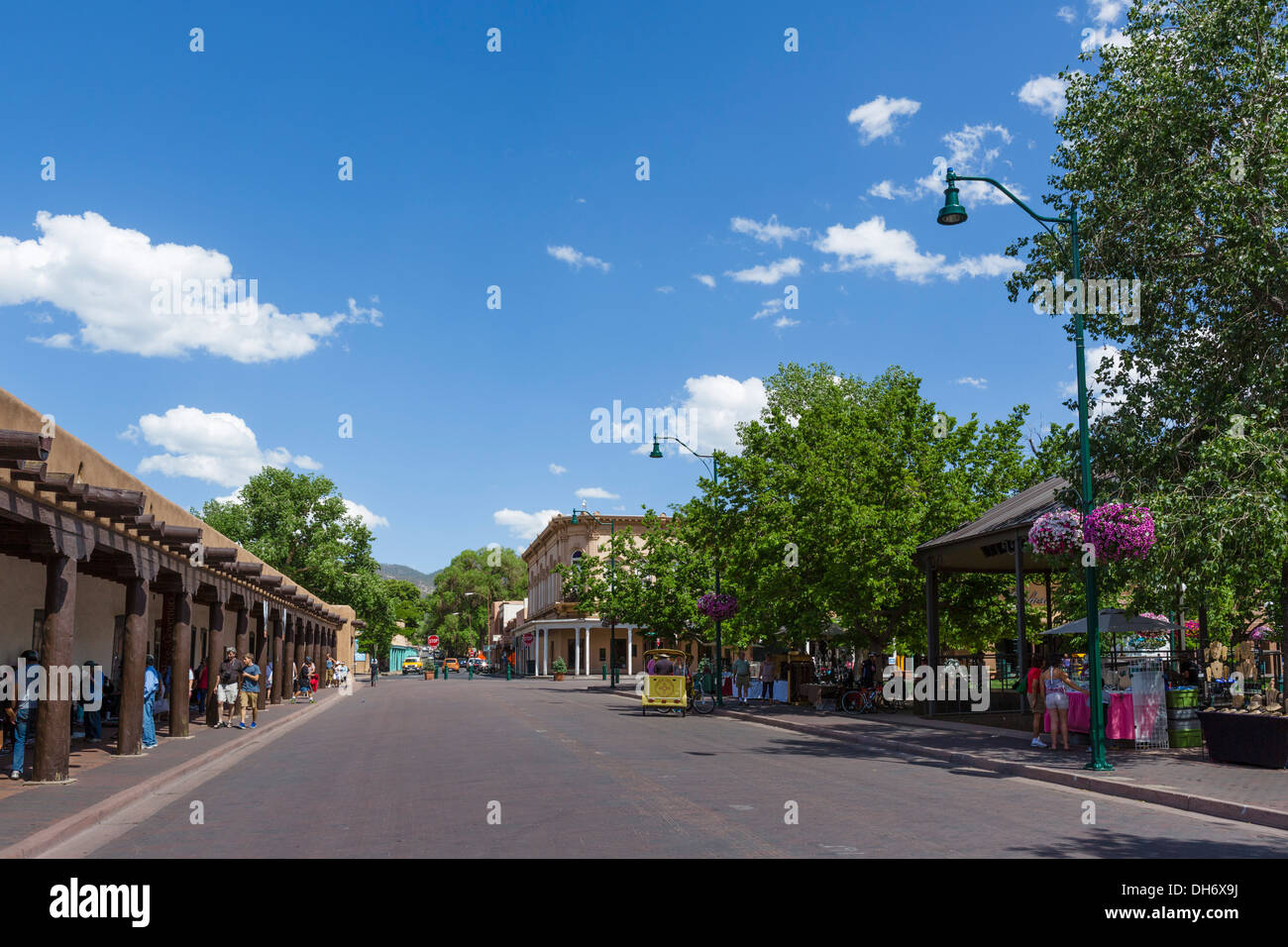 Das historische Santa Fe Plaza in der Innenstadt von Santa Fe, New Mexico, USA Stockfoto
