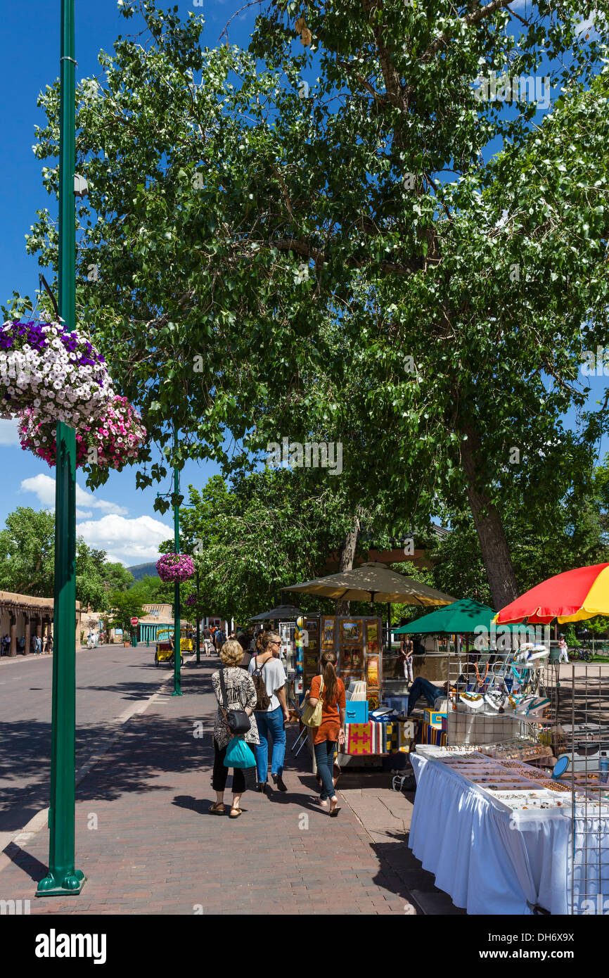 Lokales Kunsthandwerk Stände in der historischen Santa Fe Plaza in der Innenstadt von Santa Fe, New Mexico, USA Stockfoto