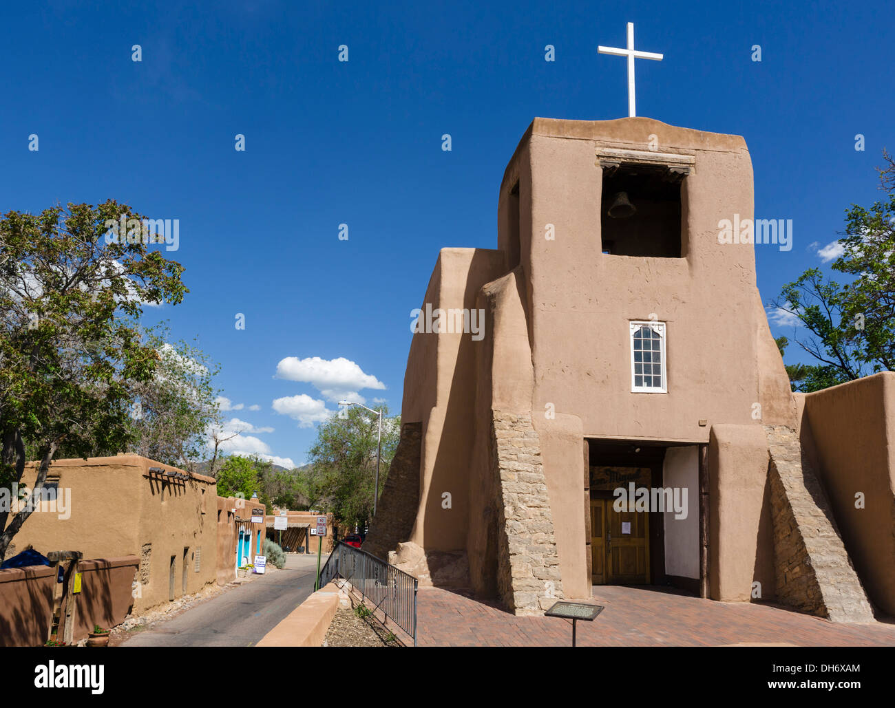 Die 17thC San Miguel Mission, eine der ältesten Kirchen in den USA, mit De Vargas Straße Haus nach links, Santa Fe, New Mexico Stockfoto