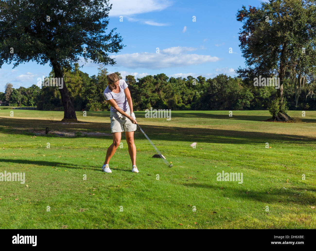Junge Frau Abschlag auf einem Golfplatz im Grenelefe Resort, Haines City, Zentral-Florida, USA Stockfoto
