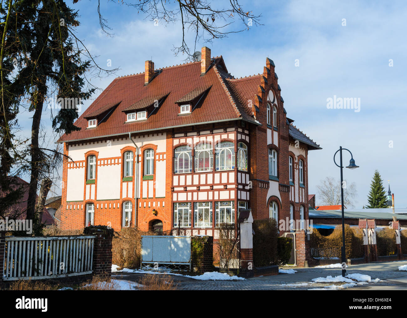Außenseite des prächtigen traditionellen europäischen Familie Villa auf dem Land Stockfoto