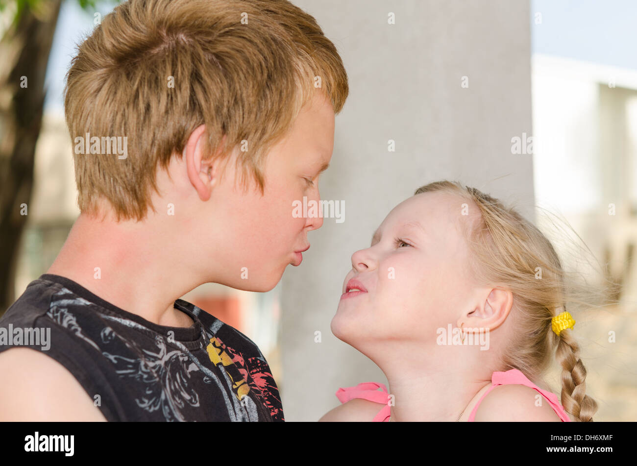 Die erste Liebe und küssen: zwei glückliche niedlichen Kinder treffen Stockfoto