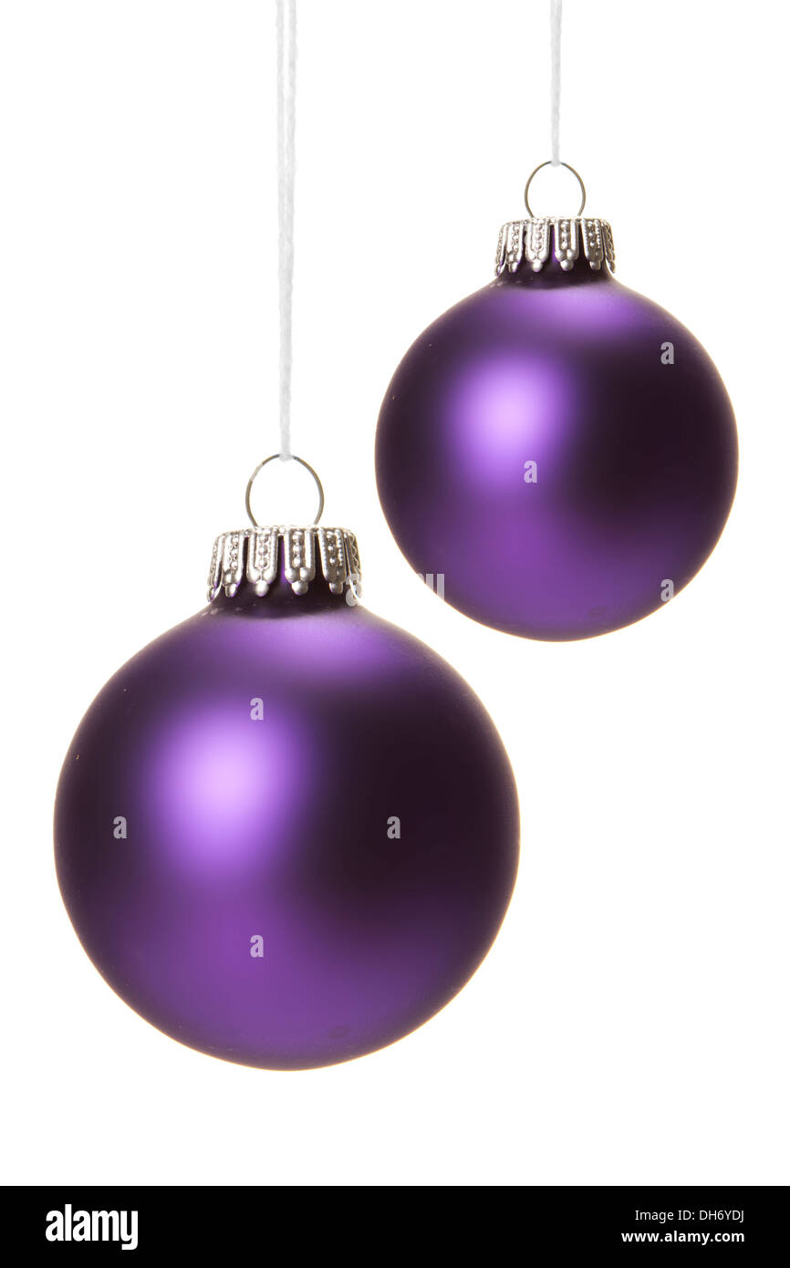 Weihnachten, Weihnachten lila Kugeln isoliert hängen mit weißem Hintergrund Stockfoto