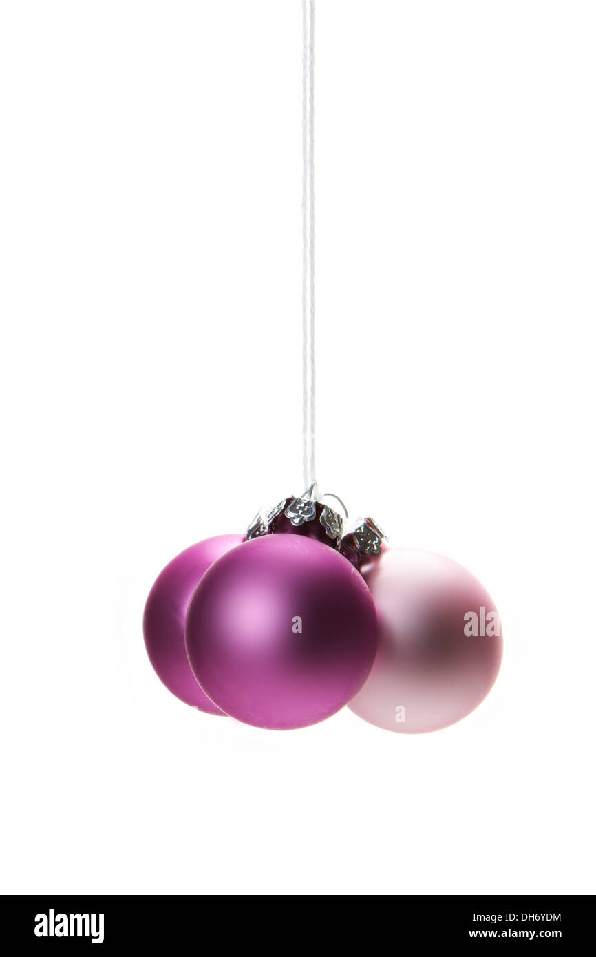 Weihnachten, rosa Weihnachten Kugeln isoliert hängen mit weißem Hintergrund Stockfoto