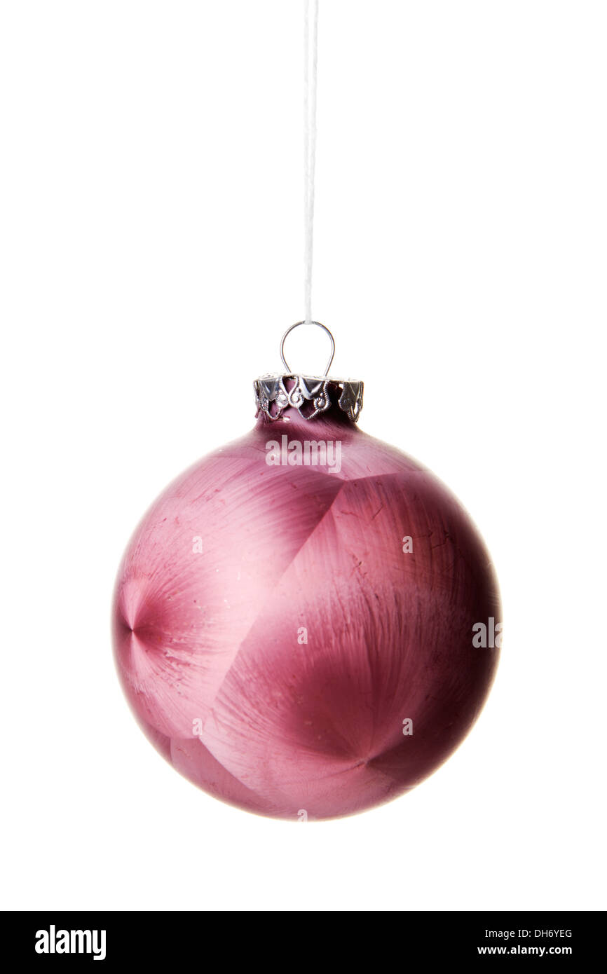 Weihnachten, rosa Weihnachtskugel mit Muster isoliert hängen mit weißem Hintergrund Stockfoto