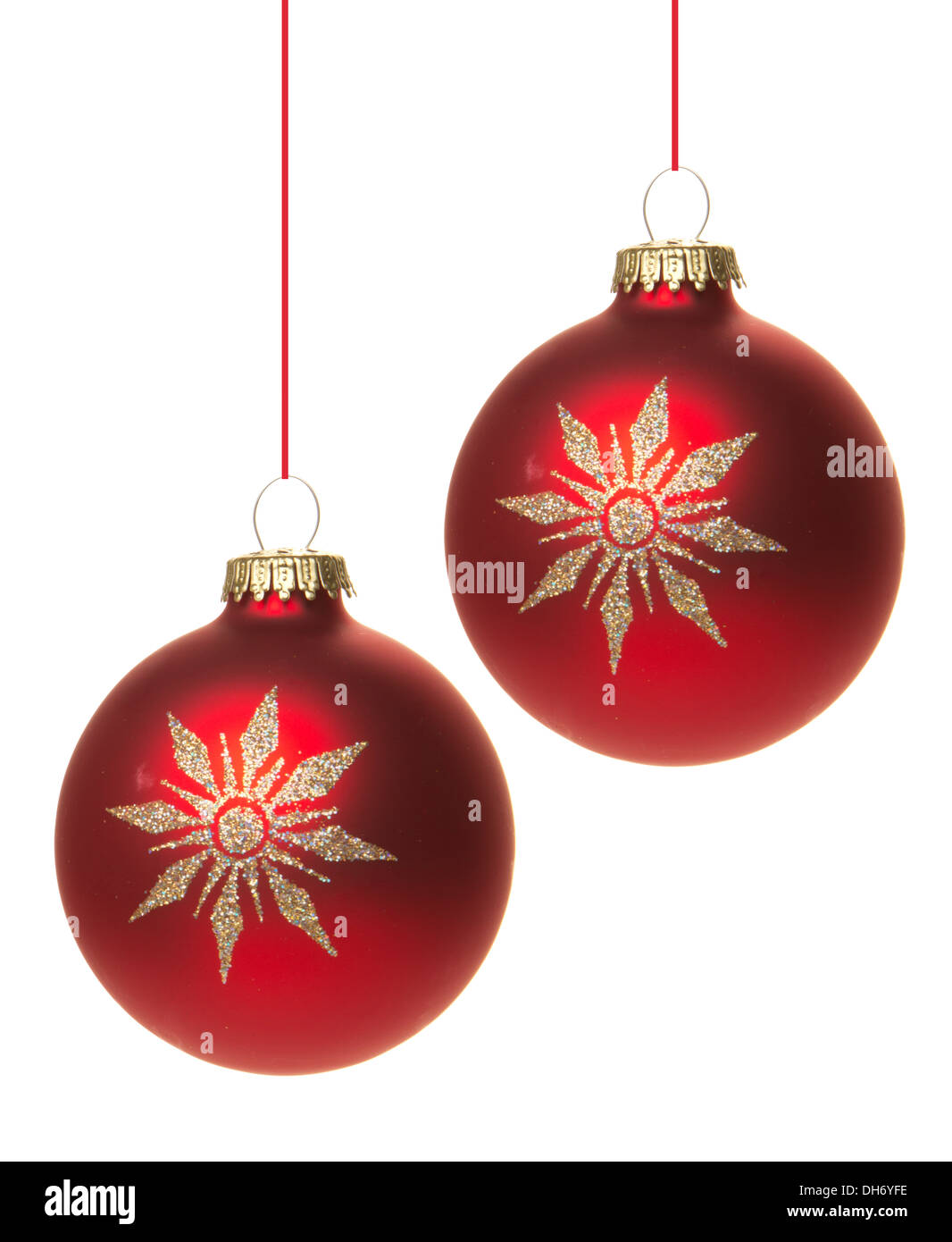 Weihnachten, rote Christbaumkugeln mit weißem Muster, Sterne isoliert hängen mit weißem Hintergrund Stockfoto