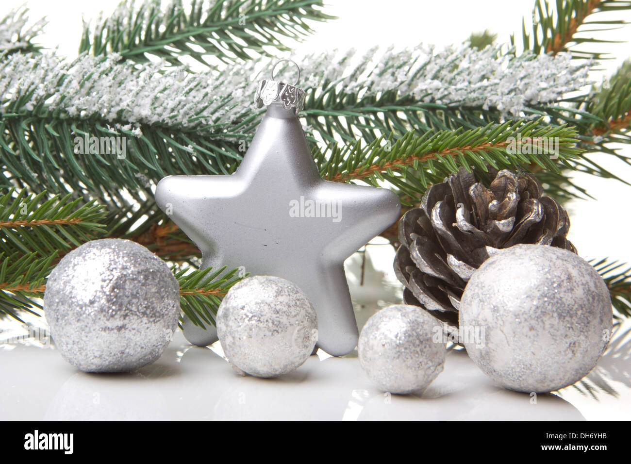 Weihnachten, Dekoration mit Tanne Zweig, Tannenzapfen, Weihnachten Sterne Silber Stockfoto