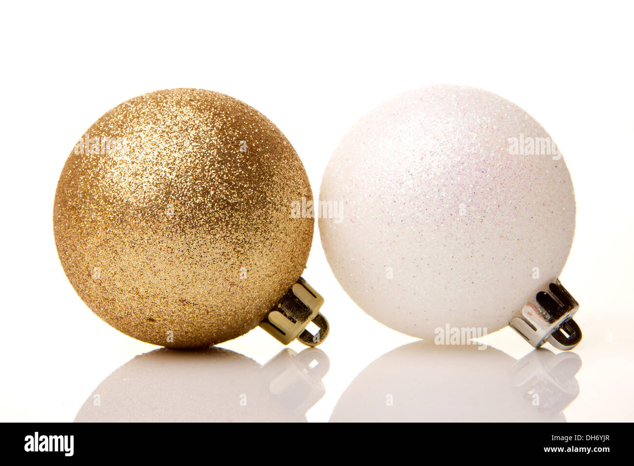 Weihnachten, goldenen und weißen Weihnachtskugeln mit weißen Hintergrund isoliert Stockfoto