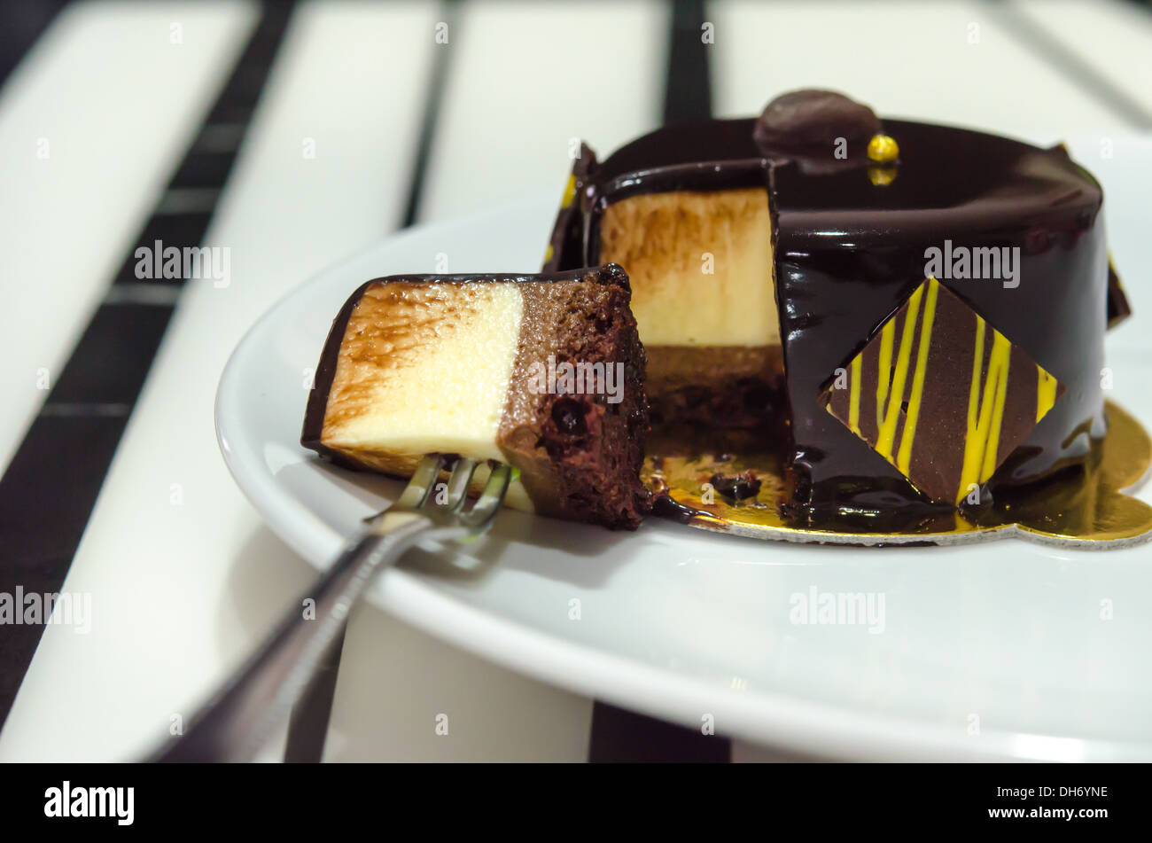 Kaffee-Mousse Torte mit dunkler Schokolade, süßes dessert Stockfoto