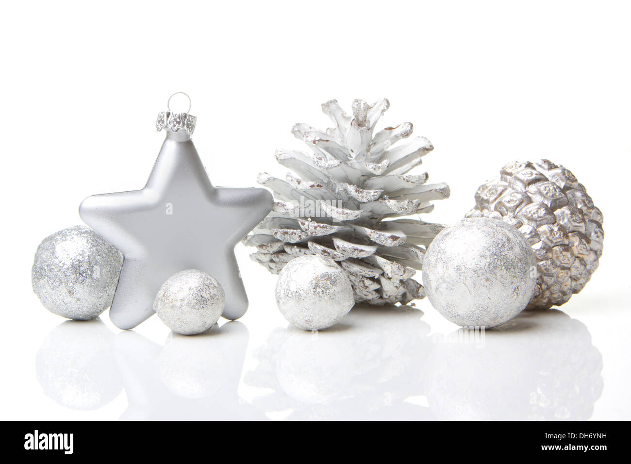 Weihnachten, Dekoration mit Tannenzapfen, Weihnachten Sterne Silber Stockfoto