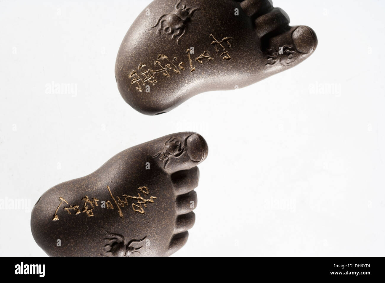 Statuen der Füße Schnitzen mit Worten darstellen "leicht zufrieden" Stockfoto