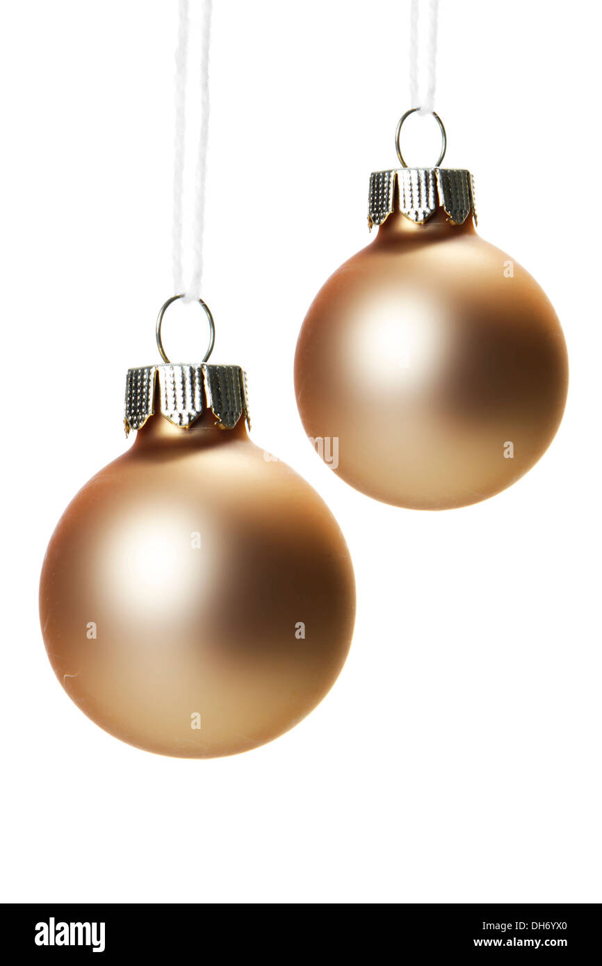 Weihnachten, Crème Weihnachtskugeln isoliert hängen mit weißem Hintergrund Stockfoto