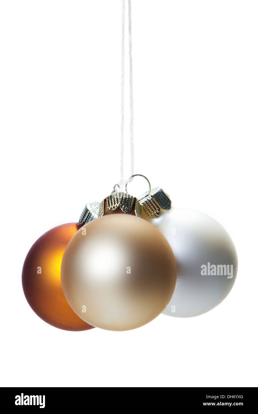 Weihnachten, Creme, braun, Bronze, weiße Weihnachtskugeln isoliert hängen mit weißem Hintergrund Stockfoto