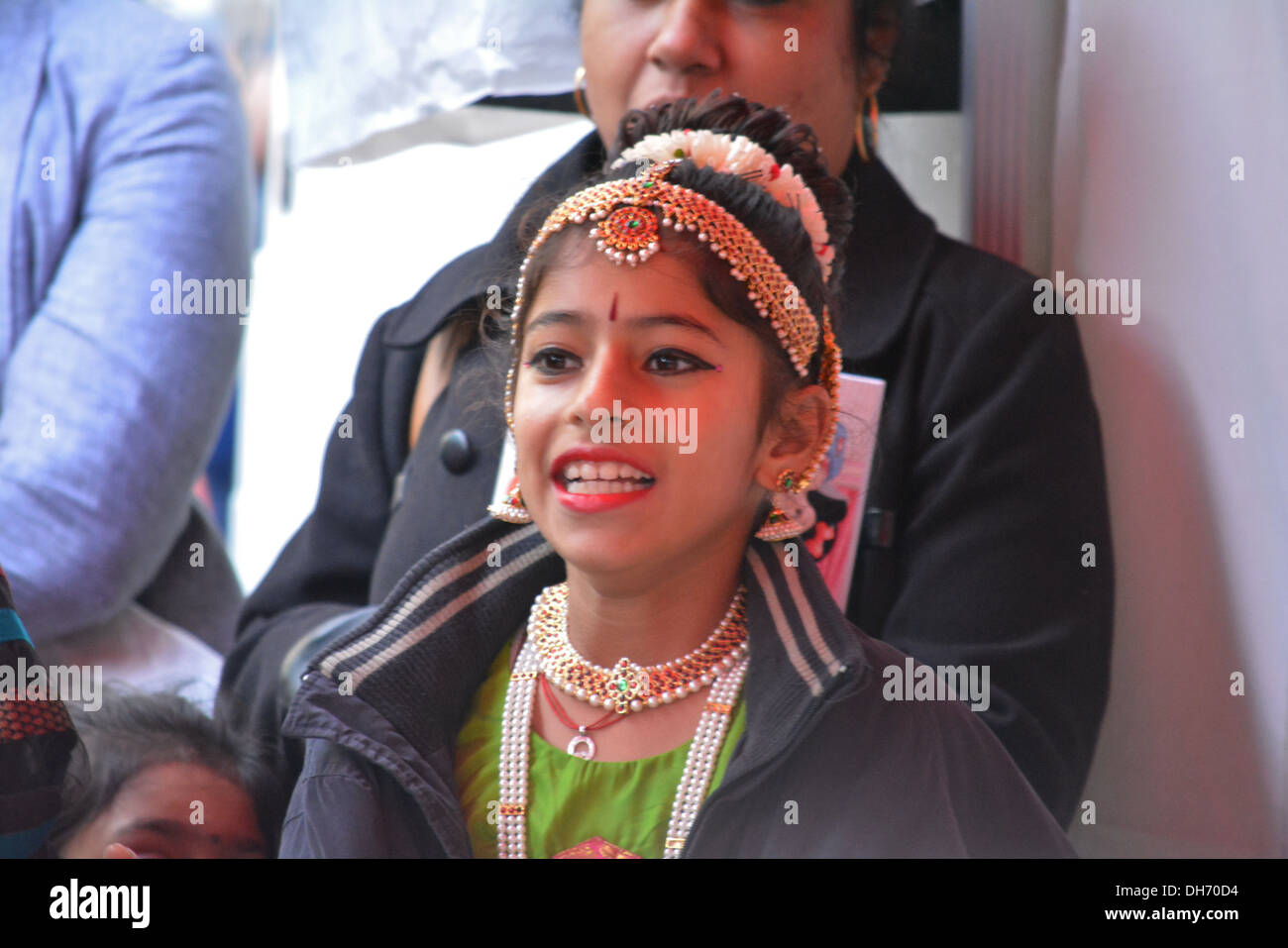 Hindu Mädchen lächelnd und darauf warten, einen hinduistischen Tanz zur Feier zu tun od Diwali. Stockfoto