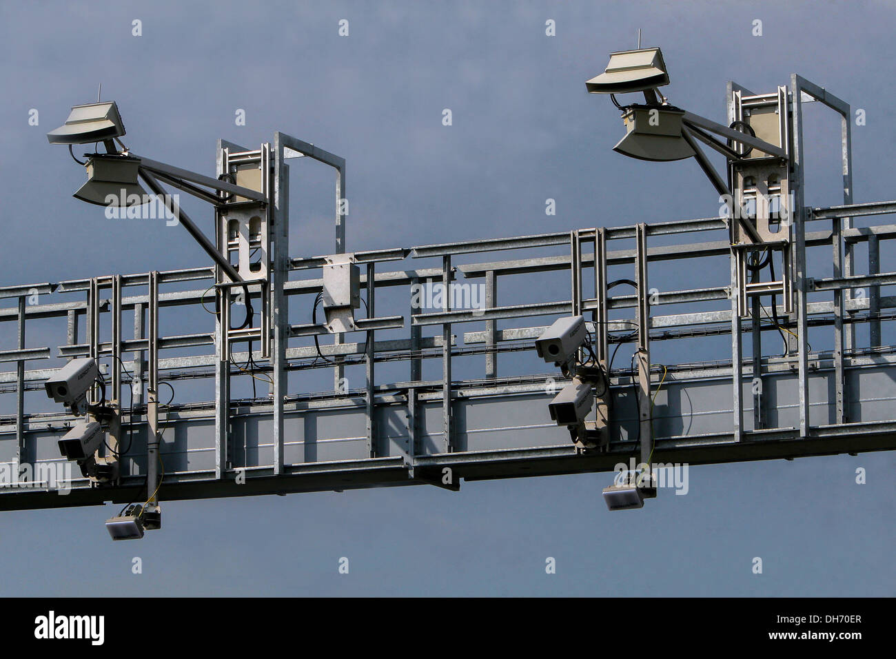 Mautstelle auf einer Autobahn. Das Kamerasystem Mikrowellentechnologie zur Überwachung der Bewegung von LKWs Tschechien Stockfoto