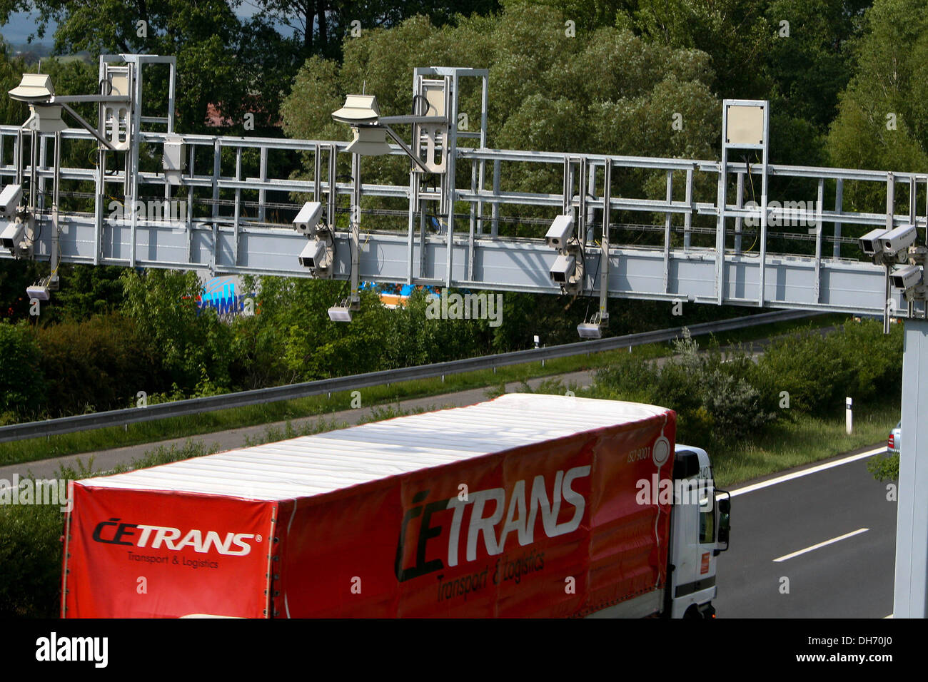 Mautstelle auf einer Autobahn. Das Kamerasystem Mikrowellentechnologie zur Überwachung der Bewegung von LKWs Tschechien Stockfoto