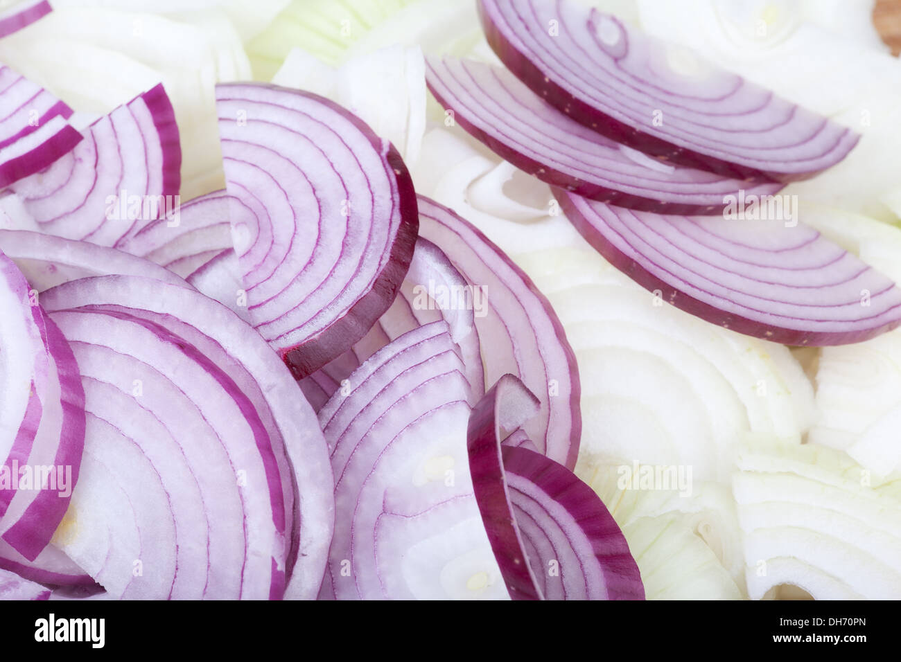 in roten und weißen Zwiebeln Ringe geschnitten. Stockfoto