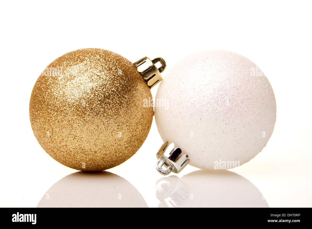 Weihnachten, goldenen und weißen Weihnachtskugeln mit weißen Hintergrund isoliert Stockfoto