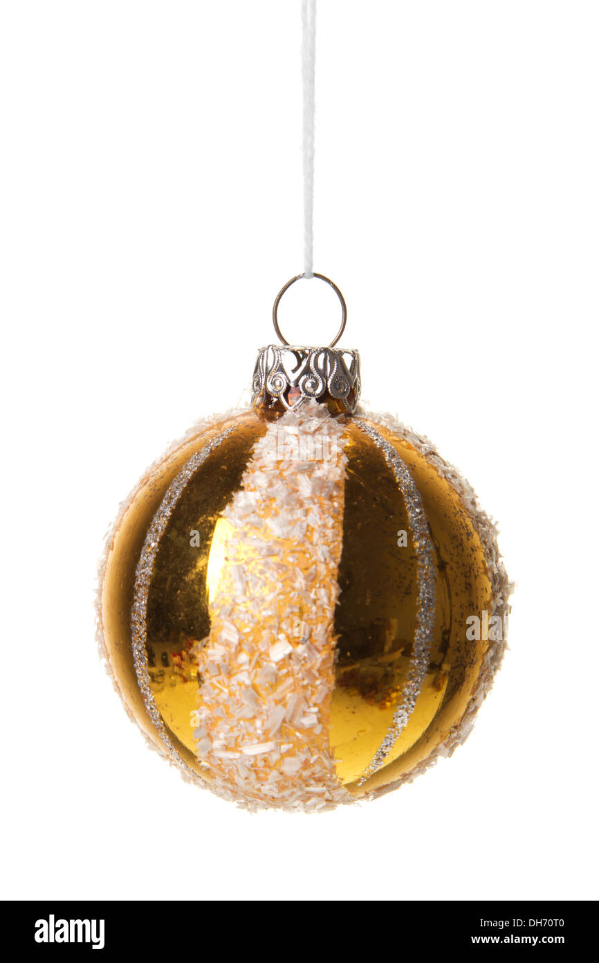 Weihnachten, goldene Weihnachtskugel mit weißem Muster isoliert hängen mit weißem Hintergrund Stockfoto