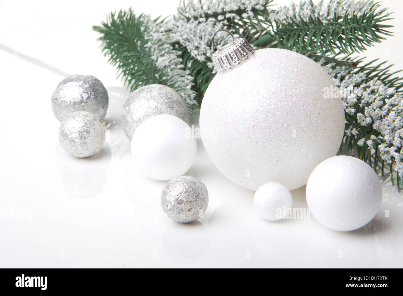 Weihnachten, Dekoration mit Tanne Zweig, Tannenzapfen, Weihnachten Christbaumkugel Silber und weiß Stockfoto