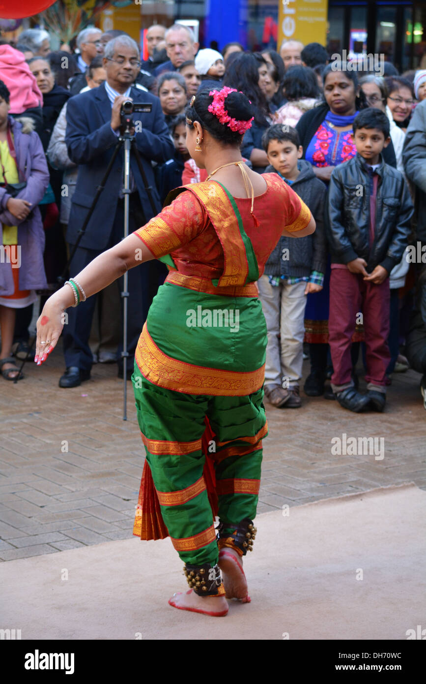 Hindu-Frau tanzen, Diwali Feiern in Croydon High Street, Surrey Stockfoto