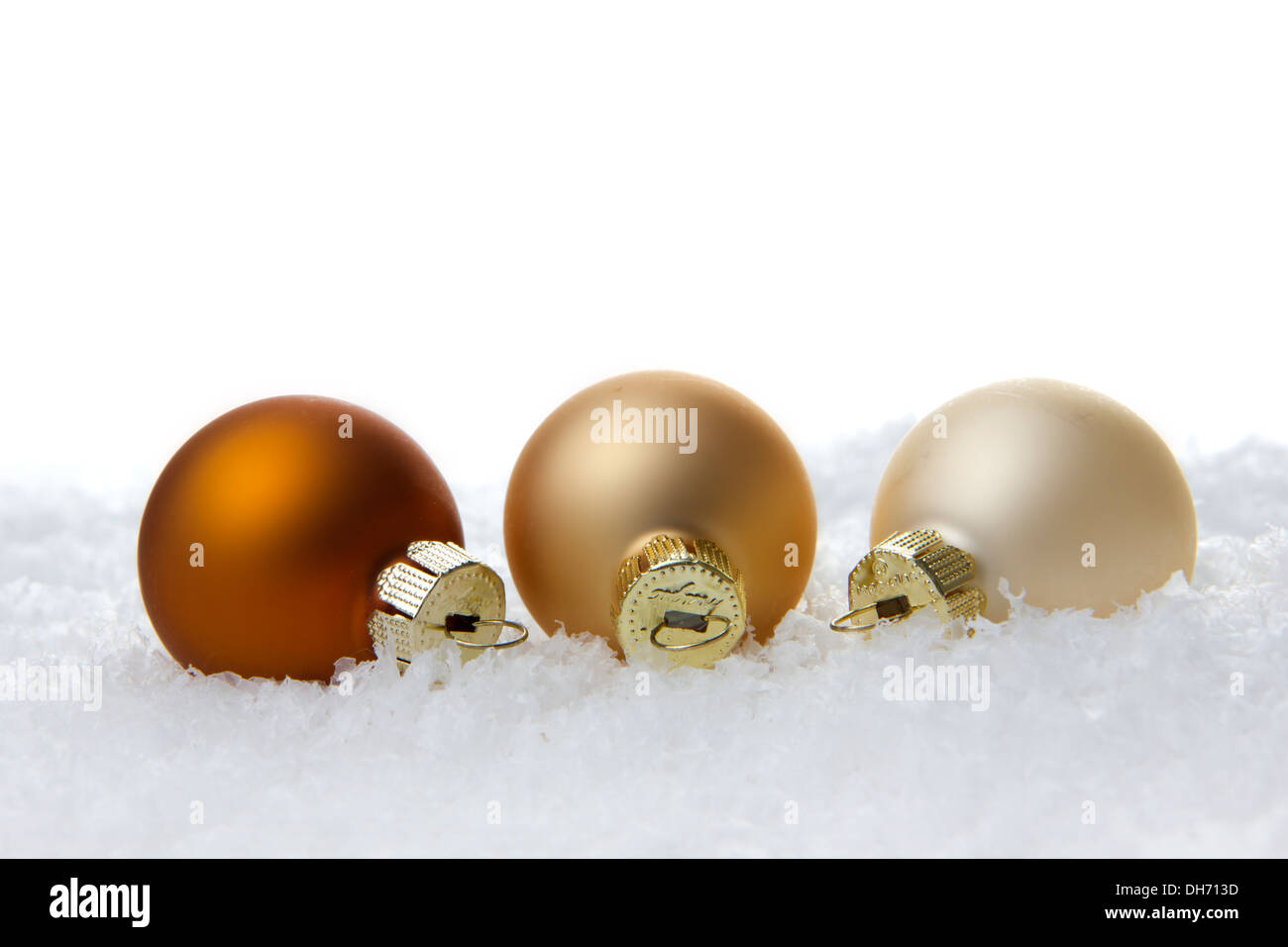Weihnachten, Crème Weihnachtskugeln auf Kunstschnee mit weißem Hintergrund Stockfoto