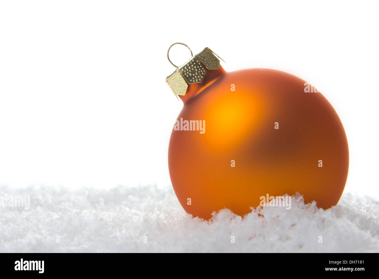 Weihnachten, orange Weihnachtskugel mit weißen Hintergrund isoliert Stockfoto