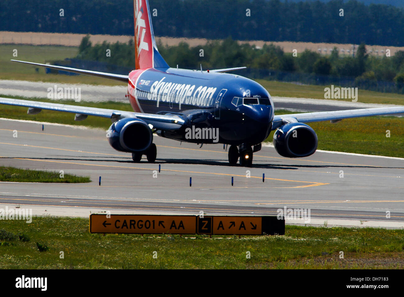 Flugzeug SkyEurope Landung auf dem Prager Flughafen Ruzyne. Stockfoto