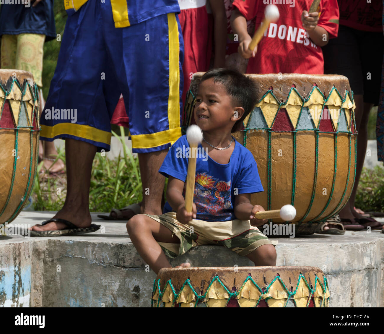 Begeisterte junge Dol Trommel Spieler, Bengkulu, Südwest Sumatra, Indonesien Stockfoto