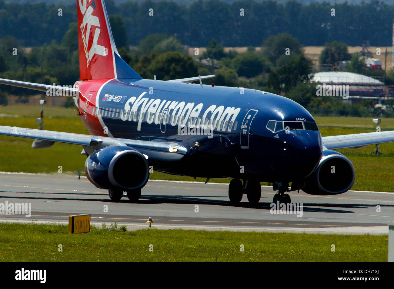 Flugzeug SkyEurope Landung auf dem Prager Flughafen Ruzyne. Stockfoto