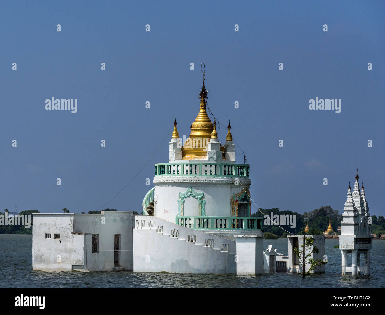 Überfluteten buddhistische Tempel, Taung Tha Mann See, Amarapura, Myanmar Stockfoto