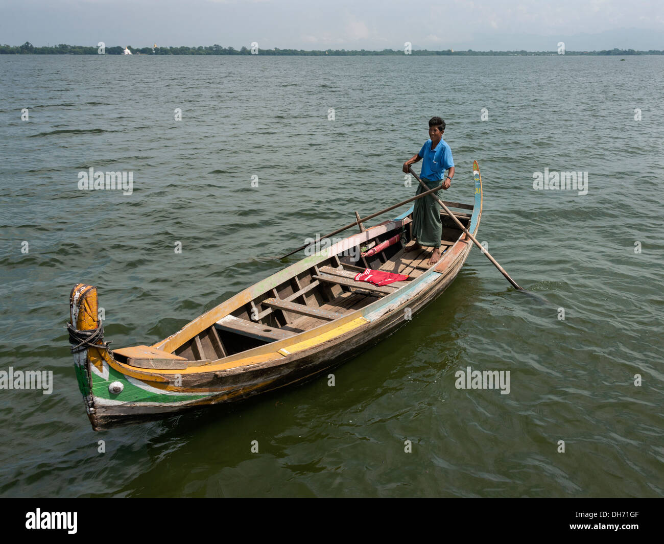 Bootsmann warten für einen Kunden auf überfluteten Taung Tha Mann See, Myanmar Stockfoto