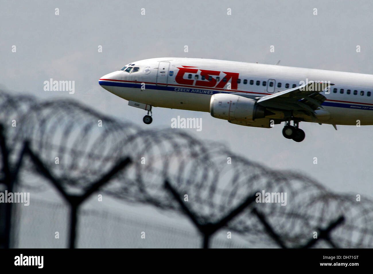 Flugzeug landet auf dem Flughafen Prag Ruzyne. Stockfoto