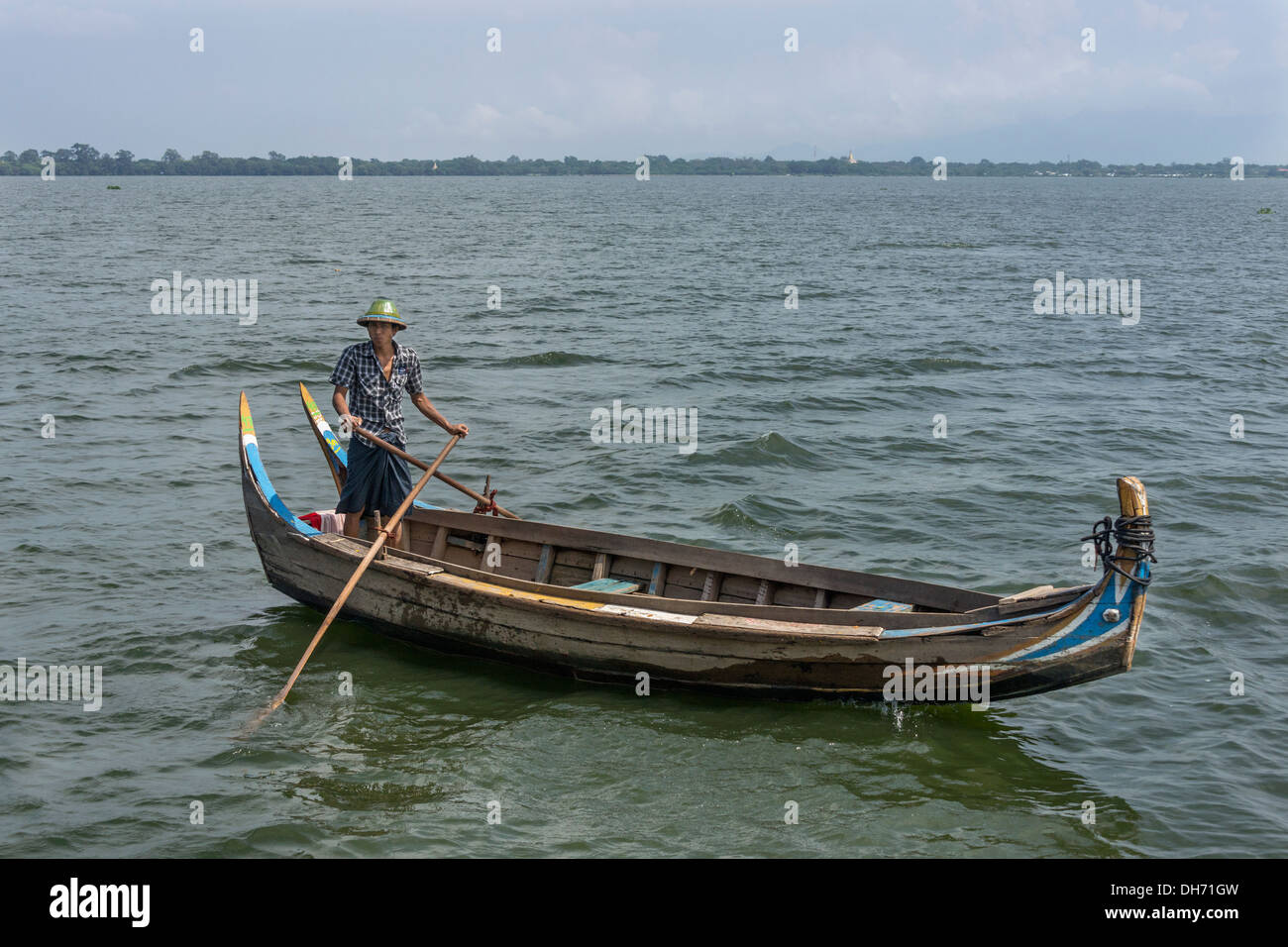 Bootsmann auf überfluteten Taung Tha Mann See, Amarapura, Myanmar Stockfoto