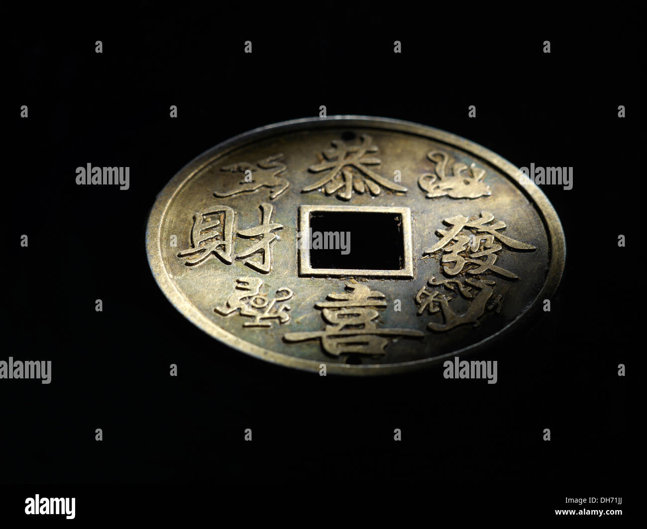 Antike chinesische Kupfermünze Schnitzen mit Wünsche Stockfoto