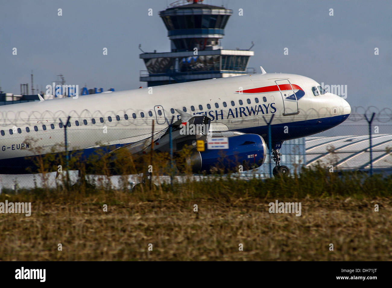 British Airways landet am Prager Flughafen Kontrollturm Stockfoto