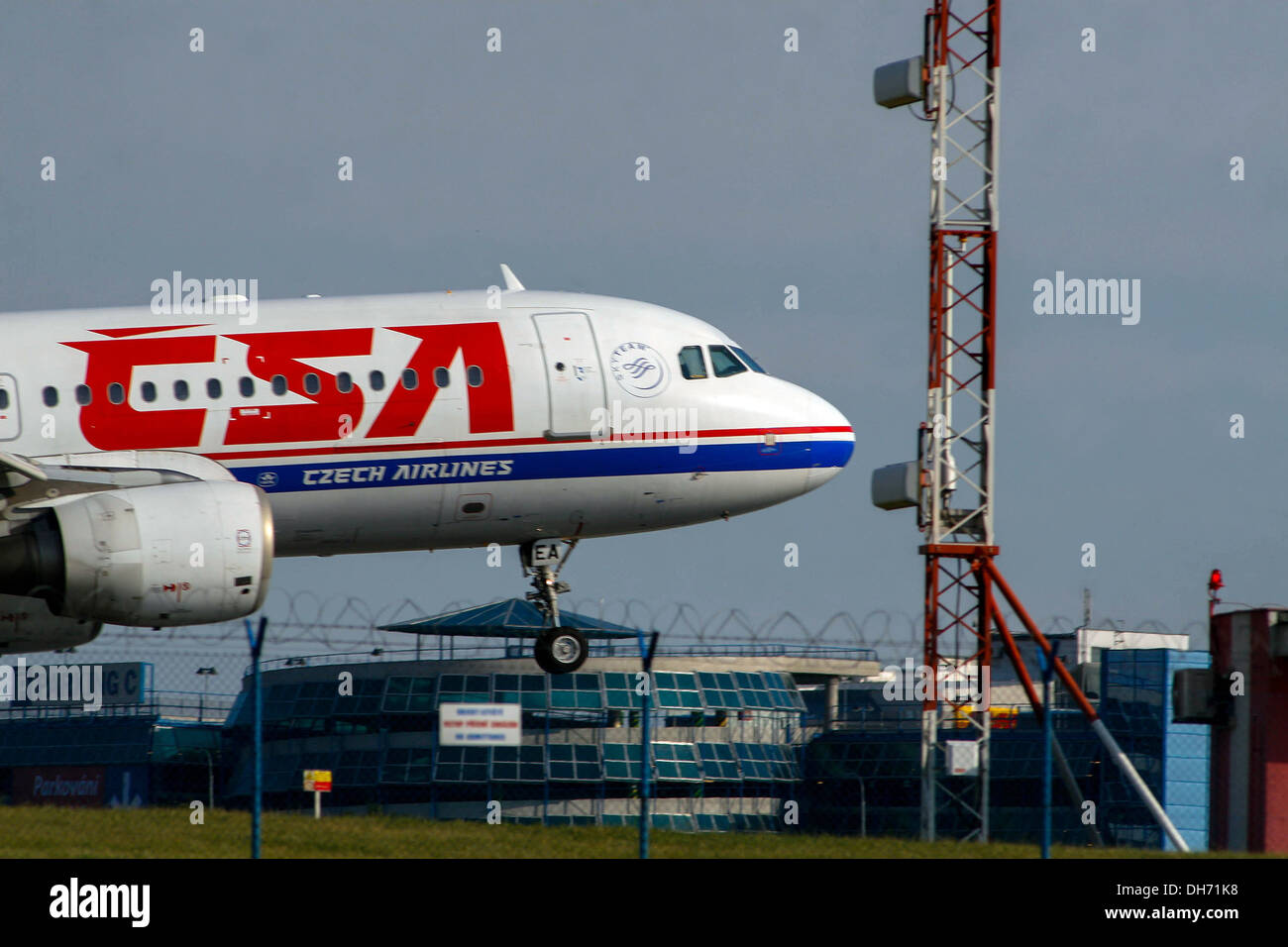 Flugzeug landet auf dem Flughafen Prag Ruzyne. Stockfoto