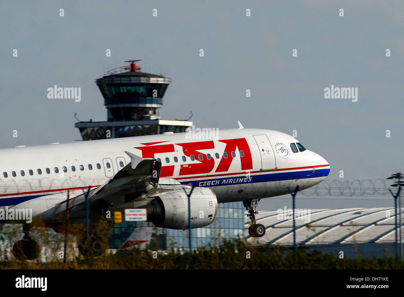 Flugzeug landet auf dem Flughafen Prag Ruzyne. Stockfoto