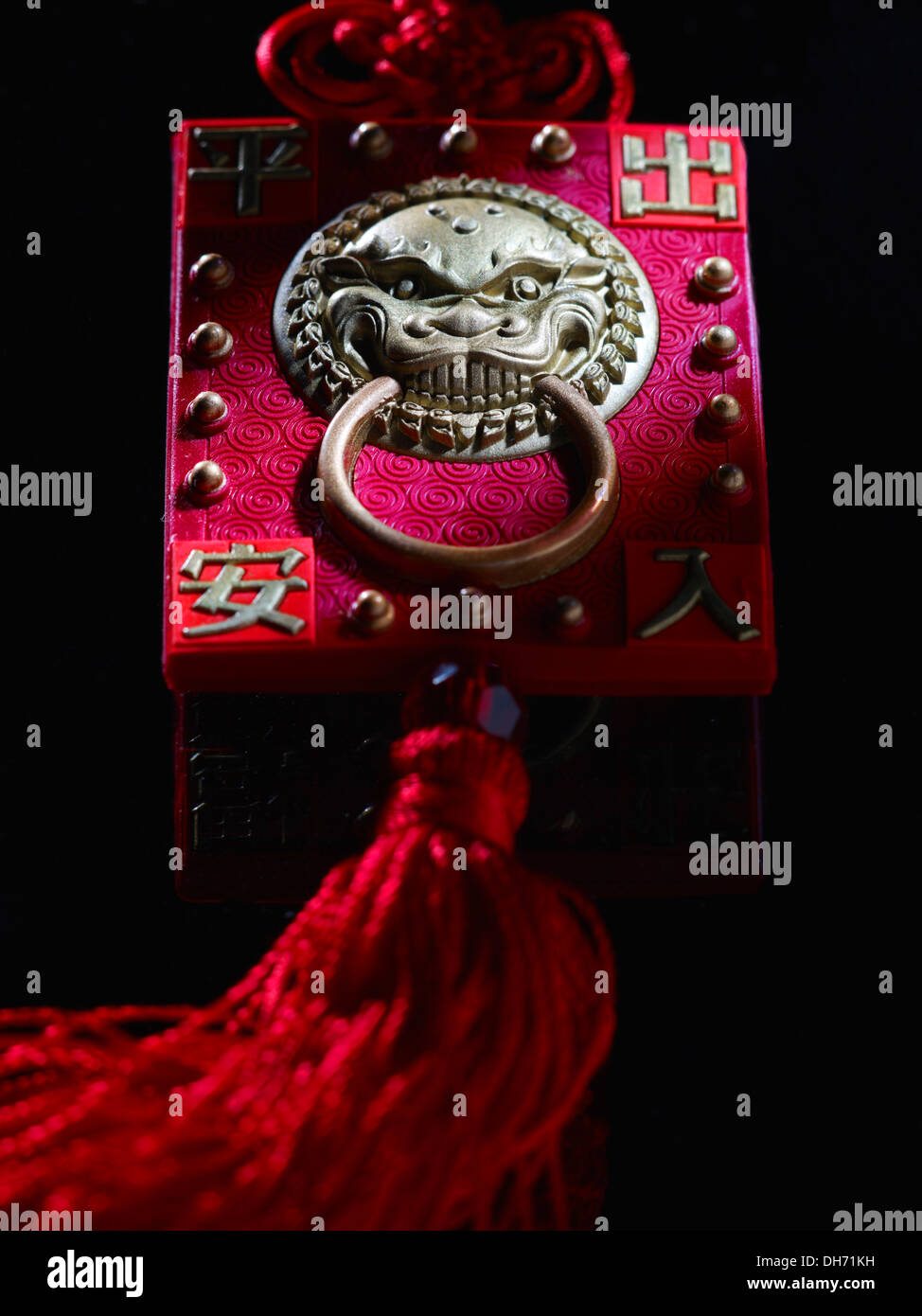 Chinesische antike rote Türschild mit Löwe und glücklichen Worte mit roten Quasten geschnitzt Stockfoto