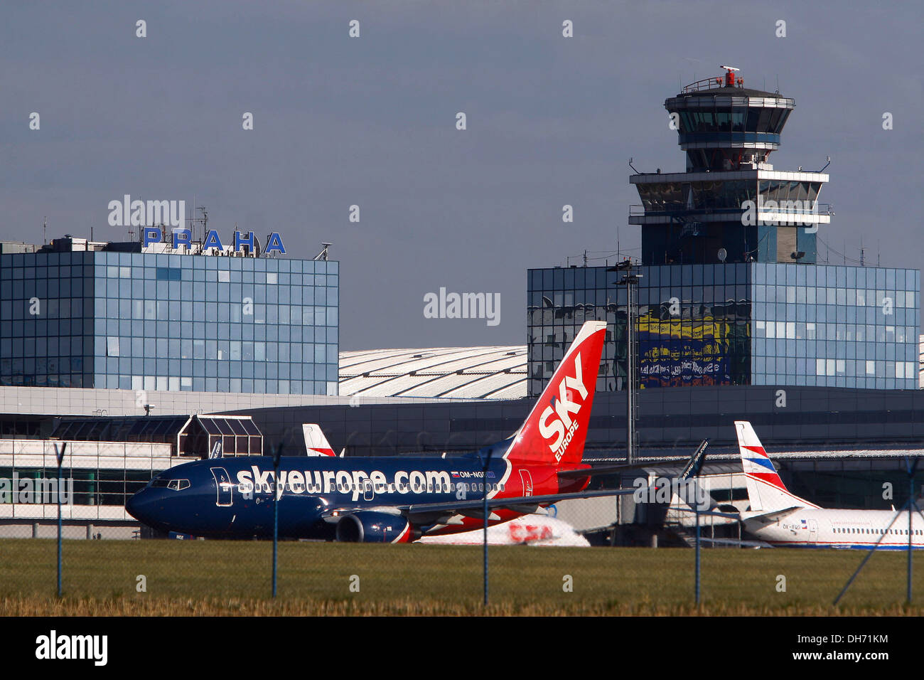Flugzeug SkyEurope Flugzeug am Prager Flughafen. Stockfoto
