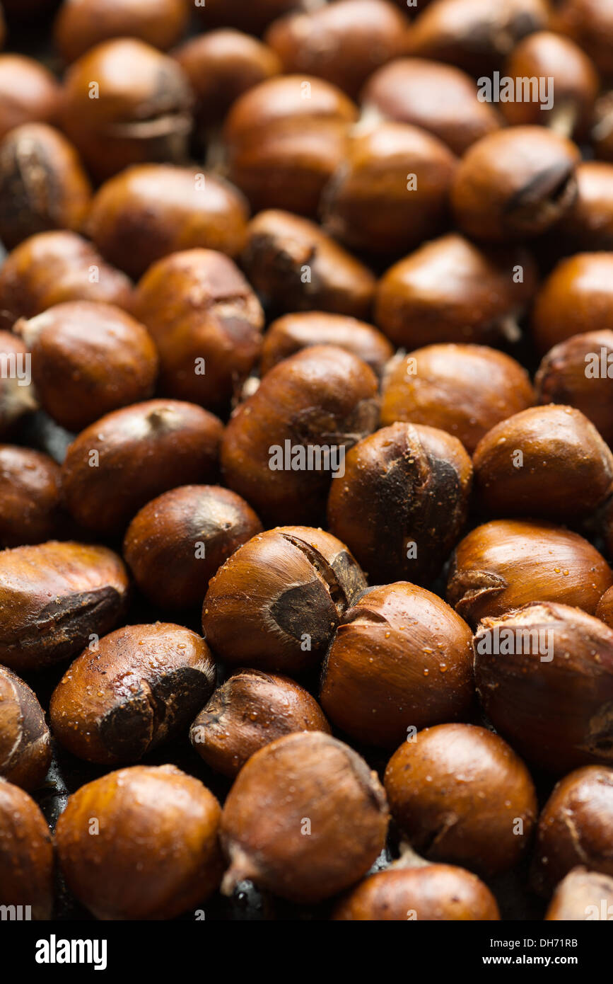 Geröstete Maronen reifere Frucht Muttern aus dem Ofen mit glänzenden Nuss Mäntel gekocht und trennte sich von Kopf und kochen Stockfoto